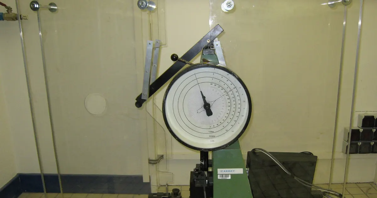 Pendulum Charpy impact testing machine with a round dial, the instrument used to test Charpy impact steel for low temperature weldments